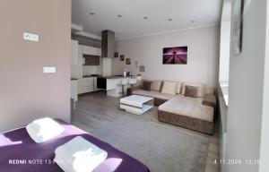 salon z łóżkiem i kanapą w obiekcie Grand-Tourist Apartments K2004 Simple Rest w Gdańsku
