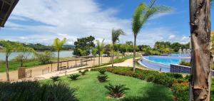 Bazén v ubytování Ilhas do Lago Eco Resort - Central de Reservas nebo v jeho okolí