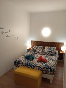 a bedroom with a bed with two pillows at Le Cyprès - Appartement idéal pour vos vacances ou vos déplacements professionnels à Béziers in Béziers