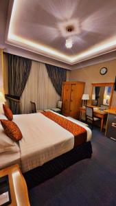 Postel nebo postele na pokoji v ubytování فندق المروج كريم AlMorooj Kareem Hotel + 37 fotografií