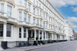 ロンドンにあるRadisson Blu Hotel, London South Kensingtonの通り側の白い大きな建物