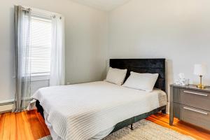 Ένα ή περισσότερα κρεβάτια σε δωμάτιο στο 5 Mi to Brown U Pet-Friendly Apt, Walk to Dining!