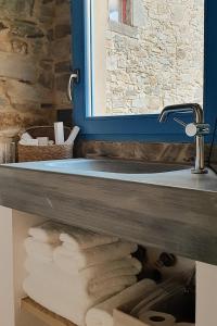 un baño con lavabo y espejo en Hotel Torre De Villademoros, en Luarca