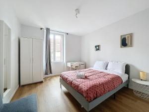 a white bedroom with a bed and a window at Appartement neuf, 4 Chambres ,Spacieux TV-WIFI in Clermont-Ferrand