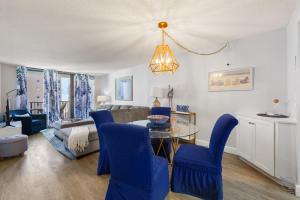 Χώρος καθιστικού στο Coastal Condo on the beach at Ocean Trillium #501