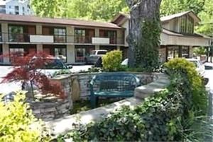 a green bench in front of a building at Gatlinburg Motel in Gatlinburg