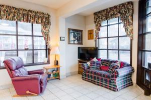 a living room with a couch and a tv at Gatlinburg Motel in Gatlinburg