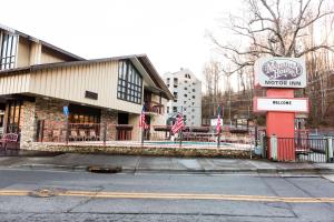 a building with a sign for a mushroom inn at Gatlinburg Motel in Gatlinburg