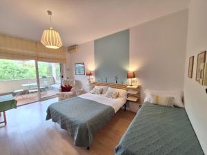 een slaapkamer met twee bedden en een woonkamer bij Delmirani's Book Apartments - Vatican View in Rome