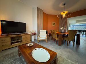 TV a/nebo společenská místnost v ubytování Maison La Lensoise - 4 chambres - Stade Bollaert