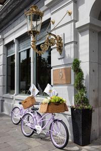a purple bike parked in front of a store at Market Pavilion Hotel in Charleston