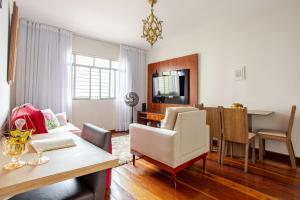 a living room with a table and a dining room at Apto 2 suítes no Bueno, perto do Goiânia Shopping in Goiânia