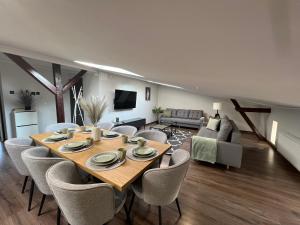 a dining room and living room with a table and chairs at Apartament Prestige in Grudziądz