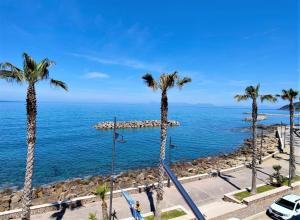 Blick auf das Meer mit Palmen in der Unterkunft Appartamento panoramico per 4 sul lungomare di Castellabate in Santa Maria di Castellabate