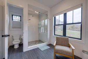 Koupelna v ubytování Sandpoint by Rove Travel Modern 5BR Family Home with Pool