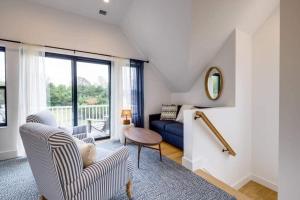 Posezení v ubytování Sandpoint by Rove Travel Modern 5BR Family Home with Pool