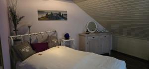 Un dormitorio con una cama y una cómoda con espejo. en stay with friends Trier 2, en Trier