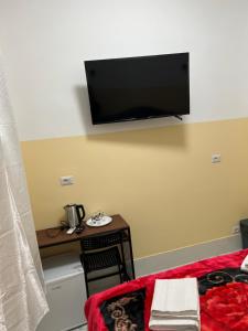 TV a/nebo společenská místnost v ubytování RATTAZZI ROMA CENTRo