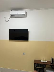 TV a/nebo společenská místnost v ubytování RATTAZZI ROMA CENTRo