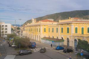 un edificio amarillo con coches estacionados frente a una calle en La Casetta Sestri Levante, en Sestri Levante