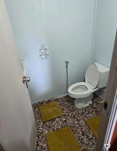 Ko ThaluにあるWimanAndaman วิมานอันดามัน ที่พัก -Koh Chang Ranongの部屋の中にトイレ付きのバスルームがある
