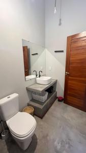 a bathroom with a toilet and a sink at Casa Vivienda - Barra Grande in Barra Grande