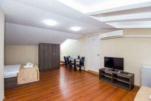 TV a/nebo společenská místnost v ubytování Hotel Care Inn