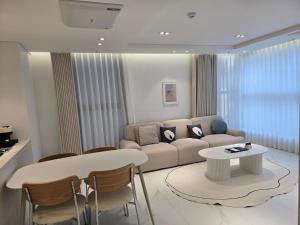 Posezení v ubytování HOTEL THE DESIGNERS LYJ SUITE YEOKSAM