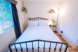 Postel nebo postele na pokoji v ubytování Willow Corner cozy modern tiny home