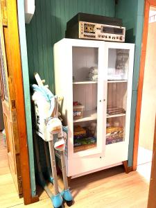 une armoire blanche avec un robot devant elle dans l'établissement Casa Vintage Puerto Varas, à Puerto Varas