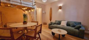 una sala de estar con un sofá y una mesa en BAHIA - Cocon Chaleureux - 5 min de la plage, en Dunkerque