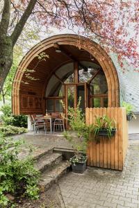 a wooden building with a table and chairs in it at Gesztenye Nyaralópark in Balatonudvari