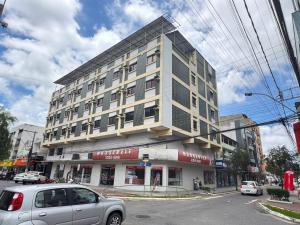 リニャレスにあるHotel Virginiaの建物の前に車が駐車されている