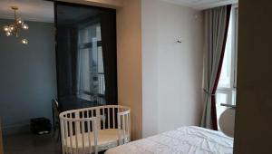Un dormitorio con una cama, un espejo y una silla. en Casa o chalet independiente en venta en Sarrià, en Sant Just Desvern
