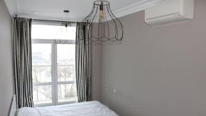 Un dormitorio con una cama y una ventana grande. en Casa o chalet independiente en venta en Sarrià, en Sant Just Desvern