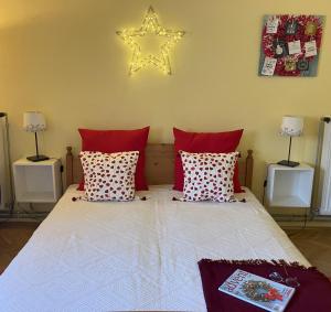 Postel nebo postele na pokoji v ubytování Poppy Flower Apartment