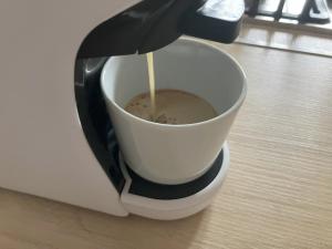 Příslušenství pro přípravu čaje a kávy v ubytování Poppy Flower Apartment