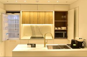 Kuchyň nebo kuchyňský kout v ubytování HOTEL THE DESIGNERS LYJ SUITE YEOKSAM