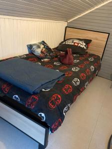 En eller flere senge i et værelse på Maison atypique 5 couchages ,2 lits doubles et un lit simple ! avec un grand terrain !animaux bienvenus !wifi netflix écran plat 4k + 14 billeder