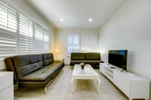 Χώρος καθιστικού στο Stylish Modern Home, AC, Parking & Near FWYs