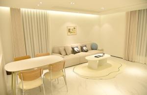 Posezení v ubytování HOTEL THE DESIGNERS LYJ SUITE YEOKSAM