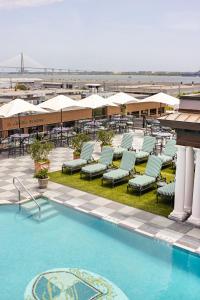 Bazén v ubytování Market Pavilion Hotel nebo v jeho okolí
