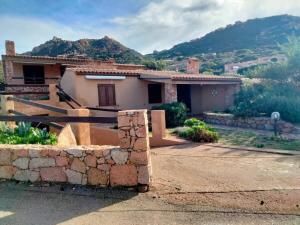 Villa Smeralda Costa Paradiso Sardinia holidays في كوستا باراديسو: منزل امامه سور حجري
