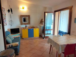 Villa Smeralda Costa Paradiso Sardinia holidays في كوستا باراديسو: غرفة معيشة مع أريكة زرقاء وطاولة +4 صور