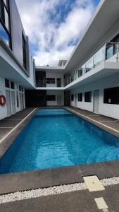 a large swimming pool in the middle of a building at Hotel Boutique Manta in Los Ayala