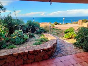 Villa Smeralda Costa Paradiso Sardinia holidays في كوستا باراديسو: مسار حجري مع المحيط في الخلفية