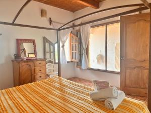 a bedroom with a bed and a window at Casa Azar in Mazunte