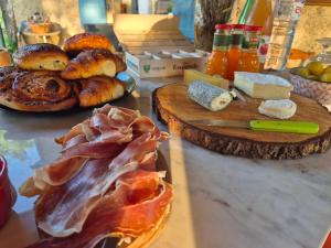 a table with different types of bread and pastries at La Ferme de Jeanne in Francescas