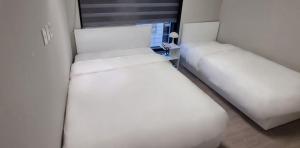 Postel nebo postele na pokoji v ubytování HOTEL THE DESIGNERS LYJ SUITE YEOKSAM