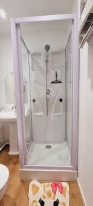 eine Dusche mit Glastür im Badezimmer in der Unterkunft PALM SPRINGS - Art Deco au cœur de Malo-les-Bains in Dunkerque + 34 Fotos